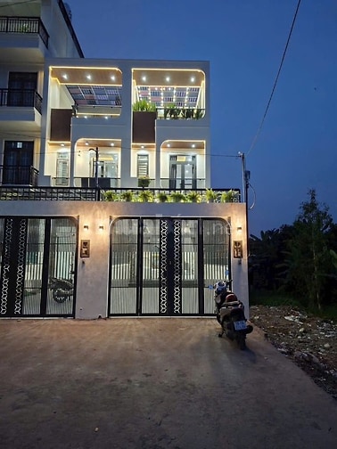 Nhà mới - mặt tiền sông ở nghỉ dưỡng thoáng mát - Đúc 1 trệt 2 lầu
