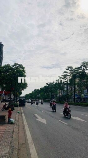 vì lý do công việc cần bán căn nhà 4,5 tầng. diện tích 30m2.