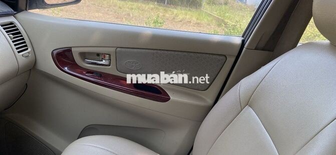 Toyota Innova 8 chỗ Số sàn Xăng Vàng cát