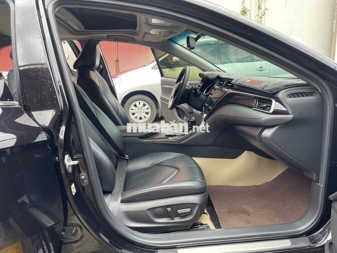 Toyota Camry 2.5Q 2020 Đen 70.300 km
