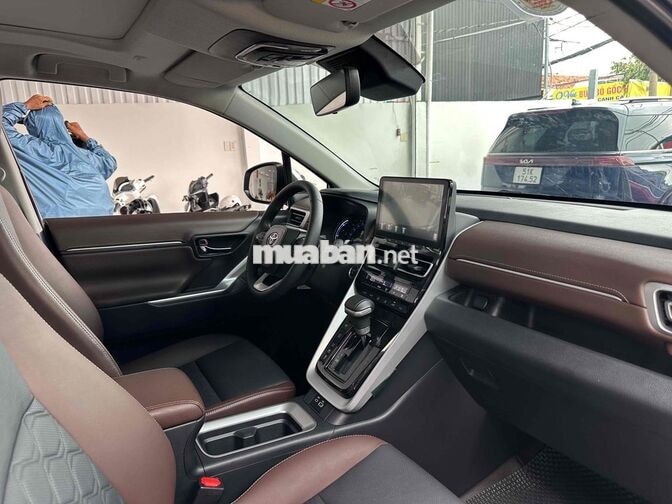 Toyota Innova Cross 2025 Xăng điện Trắng 7 chỗ