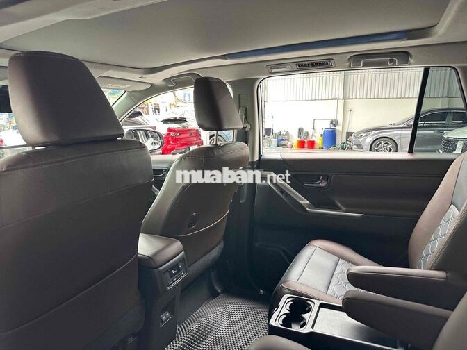 Toyota Innova Cross 2025 Xăng điện Trắng 7 chỗ
