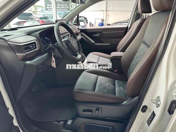 Toyota Innova Cross 2025 Xăng điện Trắng 7 chỗ