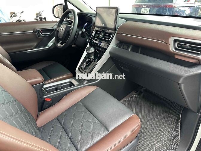 Toyota Innova Cross 2025 Xăng điện Trắng 7 chỗ