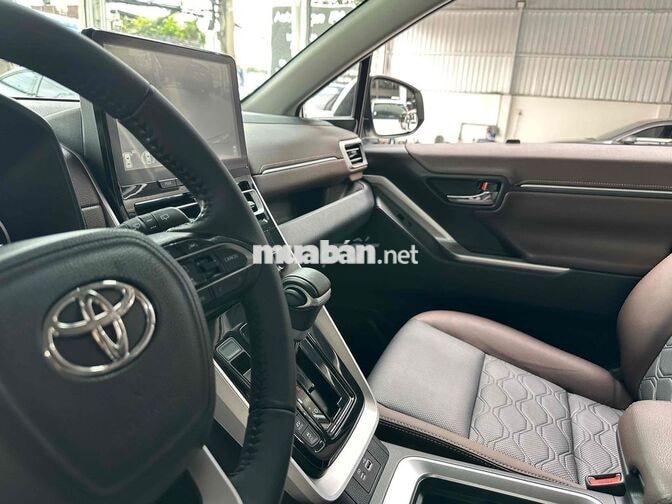 Toyota Innova Cross 2025 Xăng điện Trắng 7 chỗ