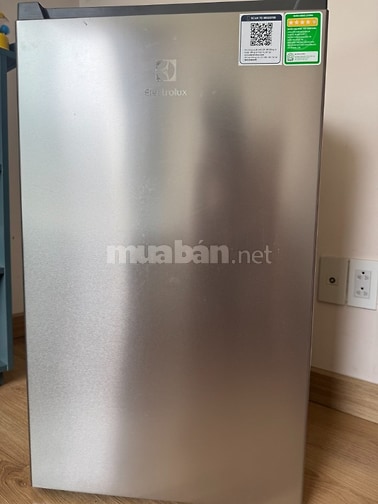 Tủ lạnh mini Electrolux EUM0930AD-VN Xám bạc