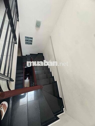 Cho thuê nhà H3G Nguyễn Trãi  P Bến Thành Q1.(cách MT HXH 15m.)