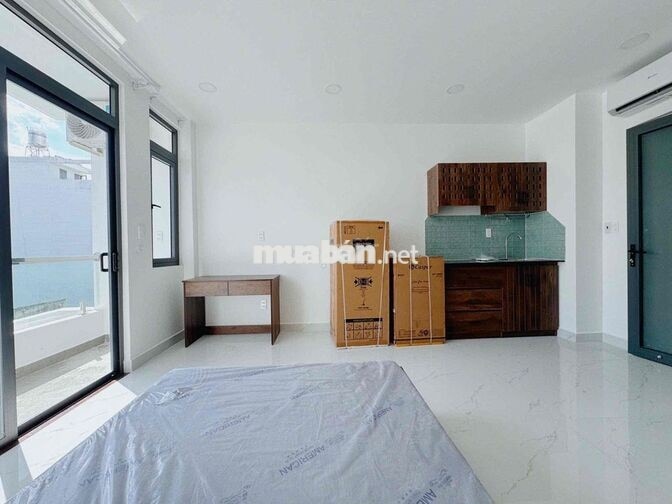 Ngay Bà Chiểu_Phú Nhuận_Bóc seal mới 100% phòng ban công rộng gần 30m2