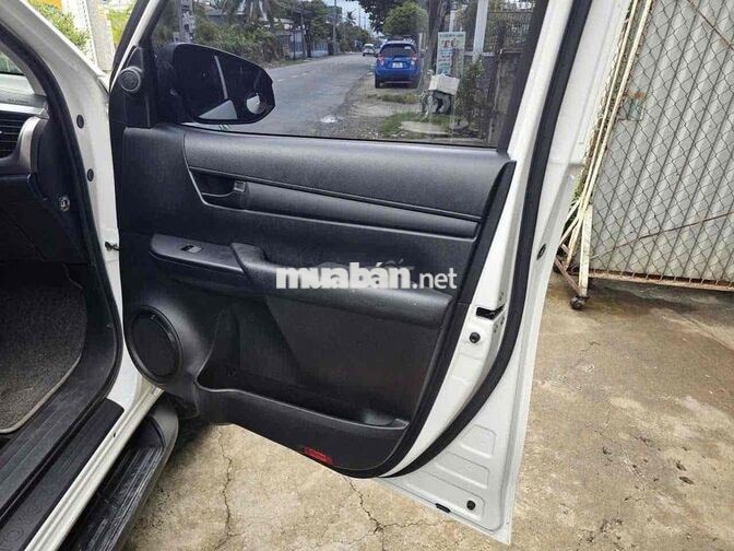 Toyota Hilux 4x2 AT chính chủ mua mới từ đầu