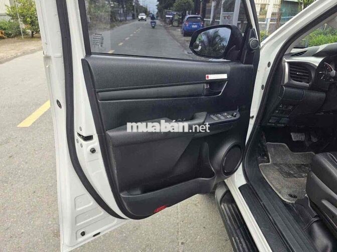 Toyota Hilux 4x2 AT chính chủ mua mới từ đầu