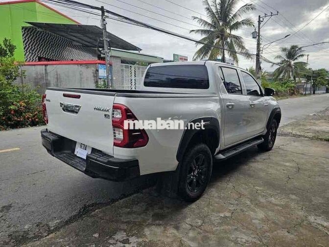 Toyota Hilux 4x2 AT chính chủ mua mới từ đầu