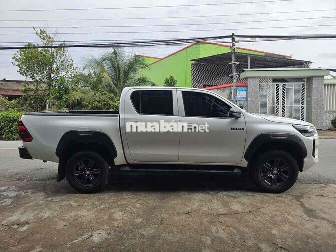 Toyota Hilux 4x2 AT chính chủ mua mới từ đầu