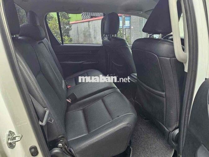 Toyota Hilux 4x2 AT chính chủ mua mới từ đầu