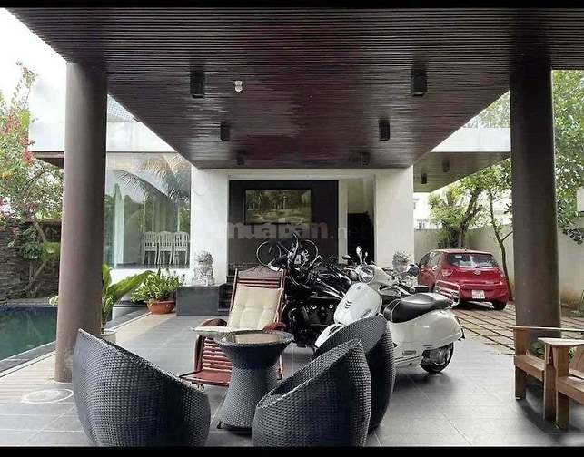 Bán biệt thự Thân Văn Nhiếp, 330m2, hồ bơi riêng, 3 tầng, giá 68 tỷ
