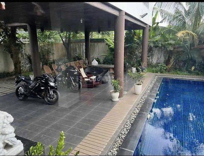 Bán biệt thự Thân Văn Nhiếp, 330m2, hồ bơi riêng, 3 tầng, giá 68 tỷ
