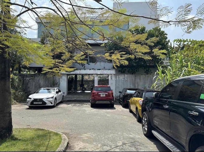 Bán biệt thự Thân Văn Nhiếp, 330m2, hồ bơi riêng, 3 tầng, giá 68 tỷ