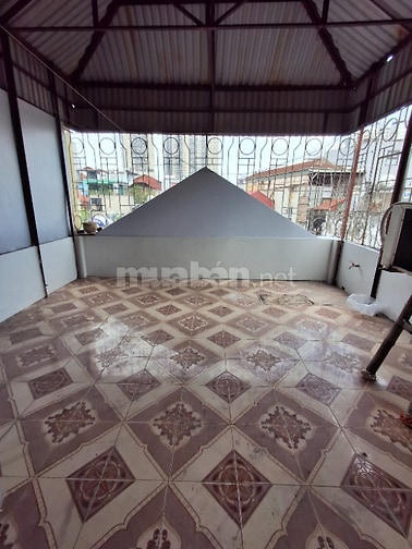 Cho hộ gia đình thuê nhà 4 tầng ngõ 426 Đường Láng