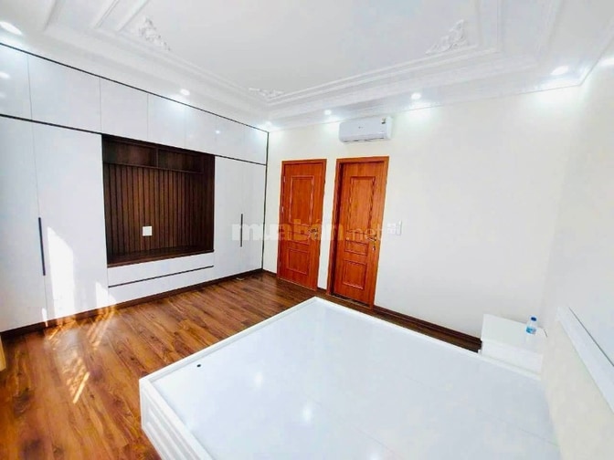 Bán nhà 5 tầng phố Nguyễn Chí Thanh, 72m2, xây đẹp, ô tô đỗ cửa.