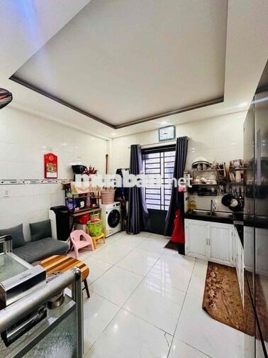 HÀNG NGON - TRUNG TÂM GV - GẦN 40M2 - 3 TẦNG, 4 PHÒNG, 3 WC -3.X TỶ