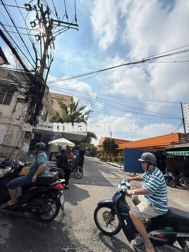 Cho thuê nhà mặt tiền Chợ Lạc Quang, ngay Công ty May Phương Đông 11tr
