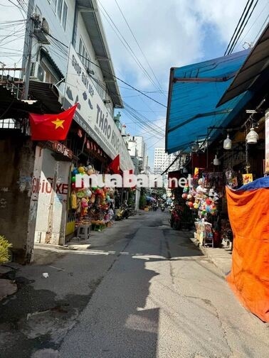 Cho thuê nhà mặt tiền Chợ Lạc Quang, ngay Công ty May Phương Đông 11tr