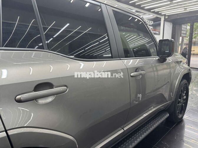 Toyota Land Cruiser Prado 5 chỗ màu Xám