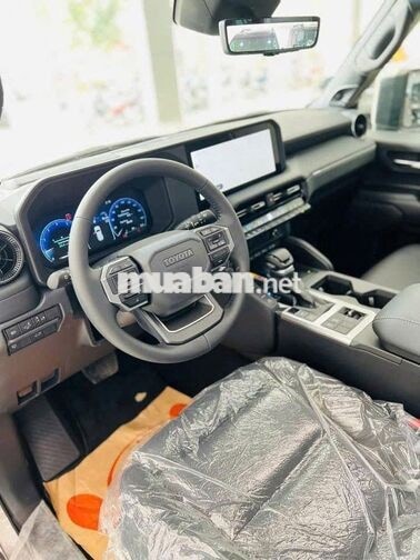 Toyota Land Cruiser Prado 5 chỗ màu Xám