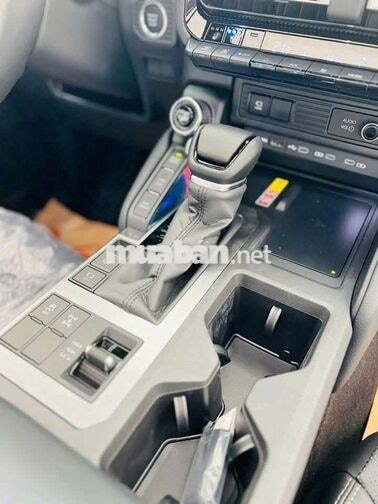 Toyota Land Cruiser Prado 5 chỗ màu Xám