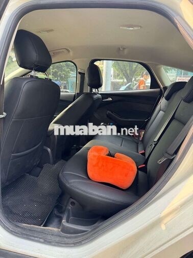 Ford Focus Hatchback 5 cửa 2013 Xăng 1.6L Trắng