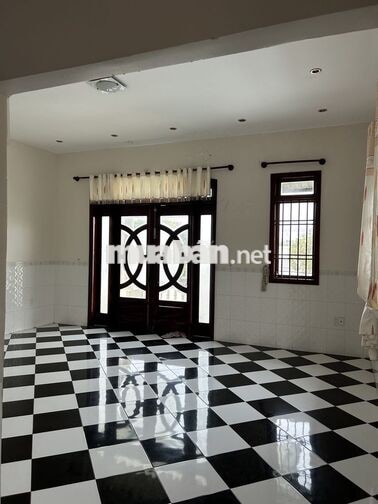 CHO THUÊ NHÀ MẶT TIỀN ĐƯỜNG LỘ LỚN – 5 PHÒNG NGỦ, 6 WC – 1 TẦNG