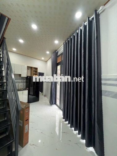 Cho thuê NHÀ NGUYÊN CĂN mới xây, mặt bằng lớn thích hợp kinh doanh / ở