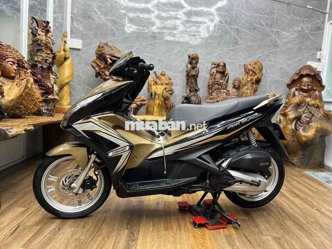 Honda Airblade 125Fi dàn áo sạch sẽ, máy êm ru