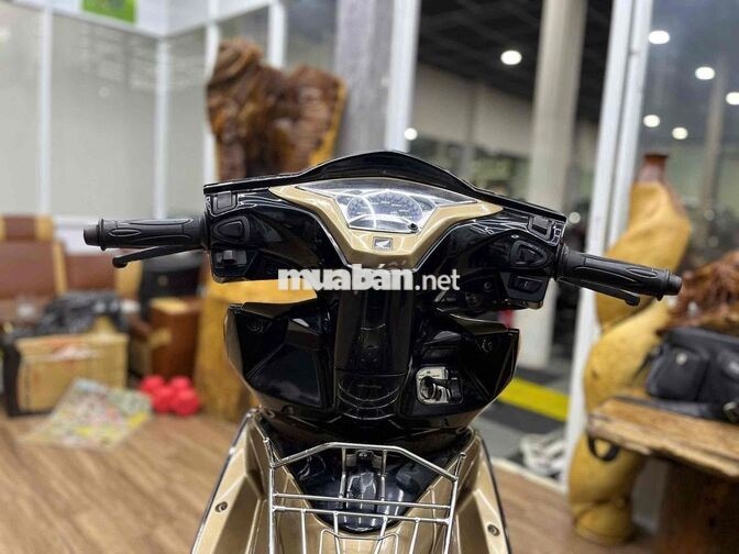 Honda Airblade 125Fi dàn áo sạch sẽ, máy êm ru