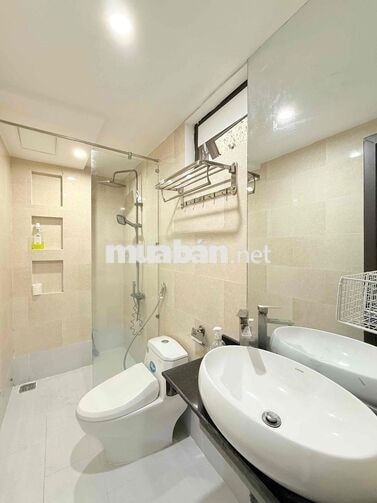 Trống sẵn căn hộ cửa sổ lớn, thoáng mát, rộng rãi