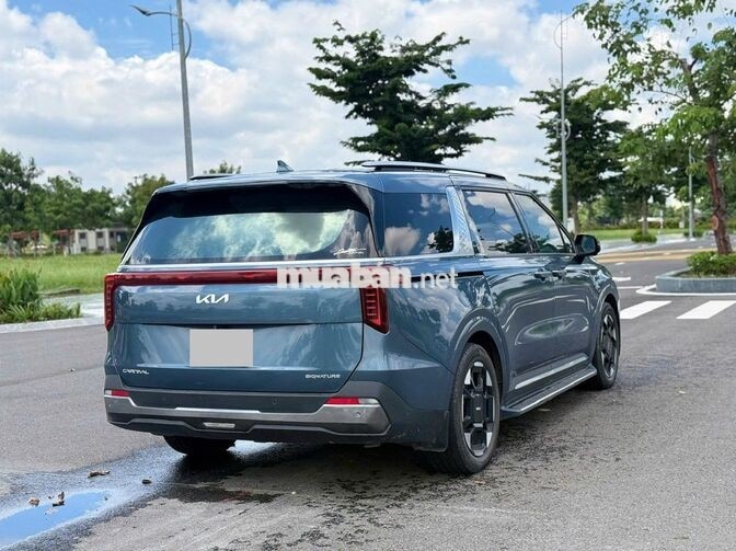 Kia Carnival Signature 2024 Xanh ngọc 8 vạn