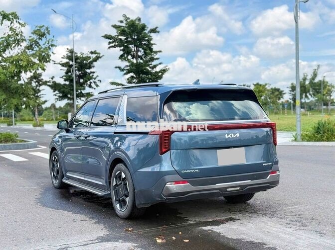 Kia Carnival Signature 2024 Xanh ngọc 8 vạn