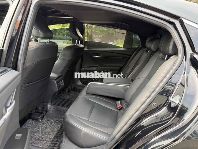 CẦN BÁN TOYOTA CAMRY 2.0Q MODEL 2025 SIÊU MỚI