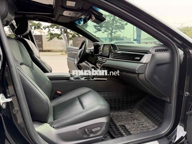 CẦN BÁN TOYOTA CAMRY 2.0Q MODEL 2025 SIÊU MỚI