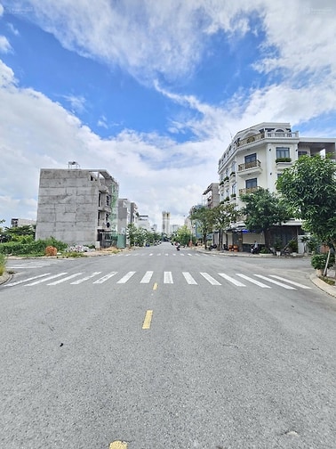 Giảm 300 triệu, lô 104m2 ngay KDC Phú Hồng Thịnh 10, sát ranh TPHCM