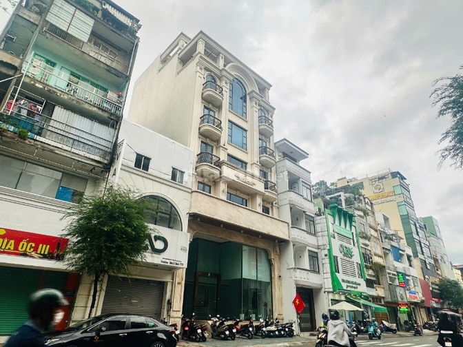 Cho thuê nhà mặt tiền Võ Văn Tần- Ngang 16m-6 Tầng- Giá:350 triệu!