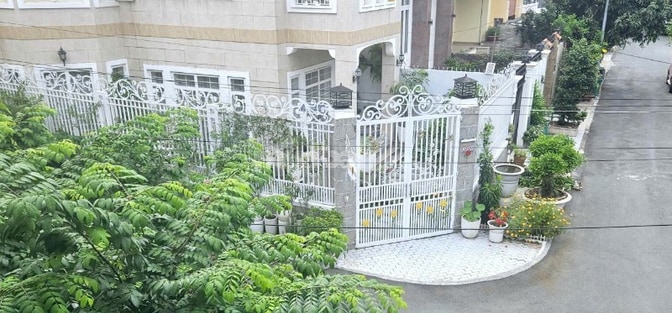 Nhà 4 tầng , ngay đầu góc quận 2  đường 30 khu compound 