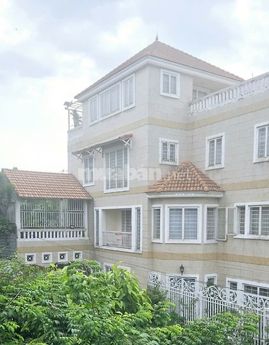 Nhà 4 tầng , ngay đầu góc quận 2  đường 30 khu compound 