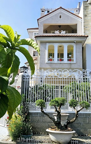 Nhà 4 tầng , ngay đầu góc quận 2  đường 30 khu compound 
