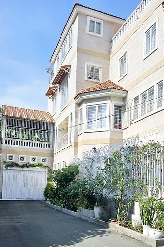 Nhà 4 tầng , ngay đầu góc quận 2  đường 30 khu compound 