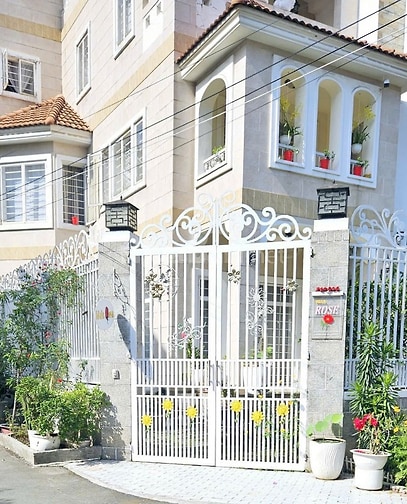 Nhà 4 tầng , ngay đầu góc quận 2  đường 30 khu compound 