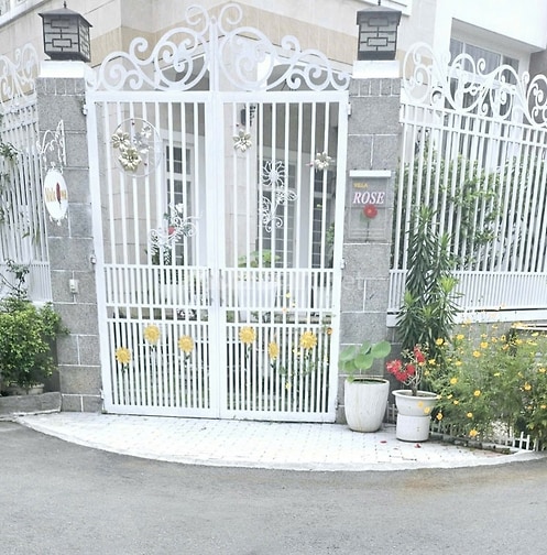 Nhà 4 tầng , ngay đầu góc quận 2  đường 30 khu compound 