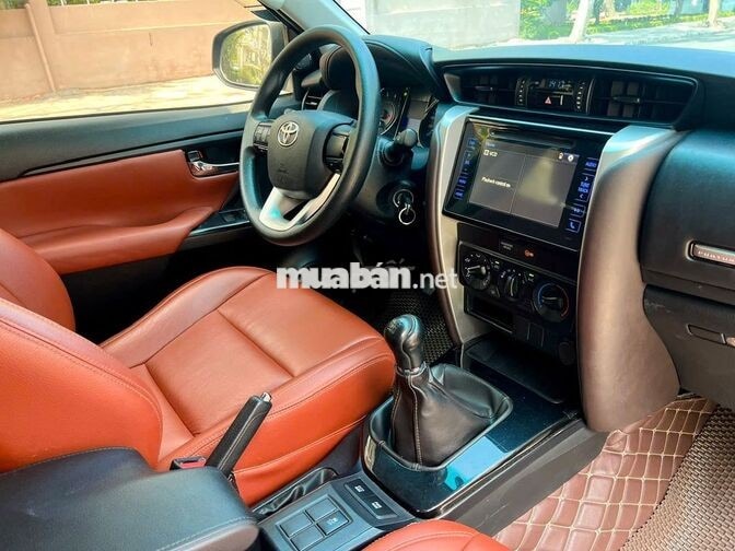 Toyota Fortuner 2019 Màu Ruby - nội thất Nâu