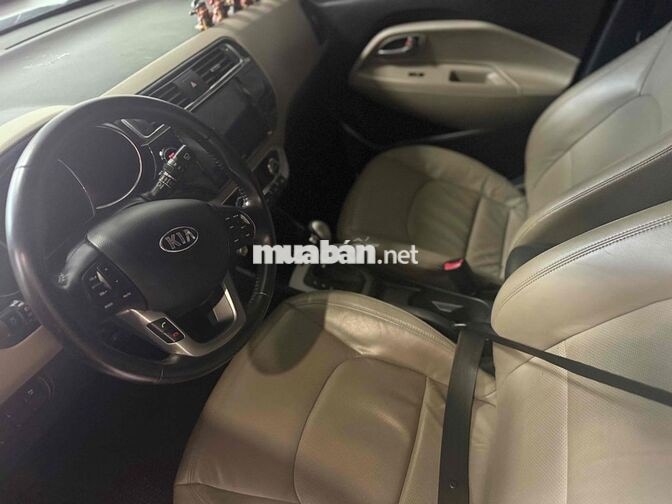 Kia Rio Hatchback 5 chỗ màu Đỏ