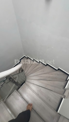 Cho thuê nhà 4 tầng mặt tiền Bùi Tá Hán quận 2. 35 triệu/tháng.
