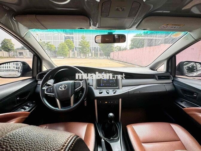 Toyota Innova 2.0E Số sàn 2019 Ghi bạc biển 30/F